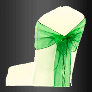 Una silla blanca con un lazo verde.