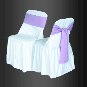 Dos sillas blancas con fajas moradas.