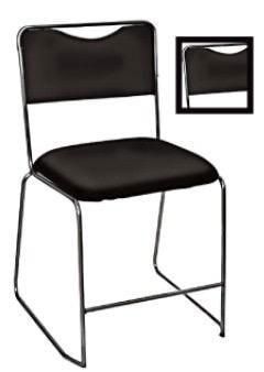 Una silla plegable negra con un cojín negro sobre un fondo blanco.