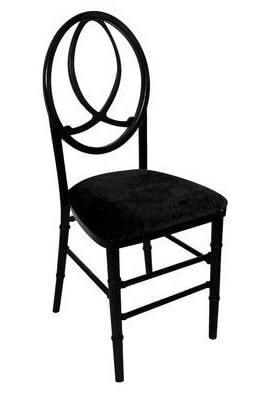 Una silla negra con un cojín negro sobre un fondo blanco.