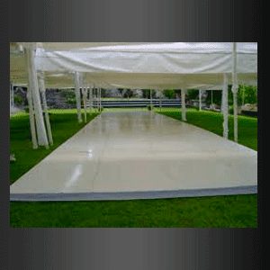Hay una gran pista de baile blanca debajo de una carpa.