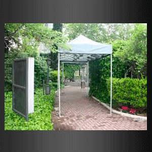 Una tienda de campaña blanca está situada encima de una pasarela de ladrillos.