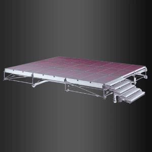 Un escenario con escaleras adosadas sobre un fondo negro.