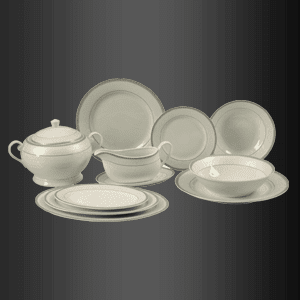 Un conjunto de platos y cuencos blancos sobre un fondo negro.