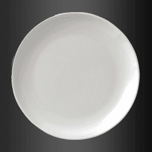 Un plato blanco está sobre una superficie negra.