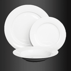 Tres platos blancos y un cuenco sobre fondo negro