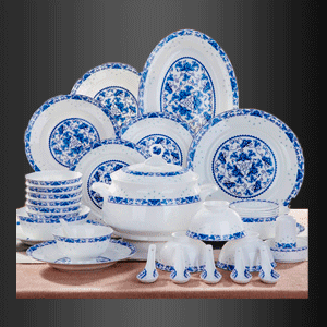 Platos y cuencos azules y blancos sobre una mesa