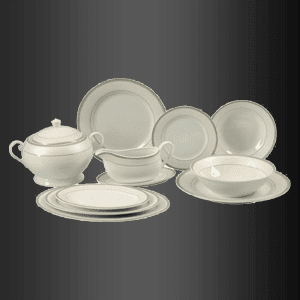 Un conjunto de platos y cuencos blancos sobre un fondo negro.