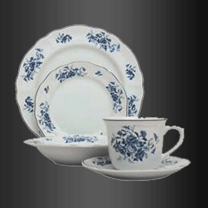 Un conjunto de platos y tazas de color azul y blanco sobre un fondo negro.