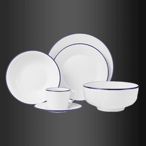Un juego de platos y cuencos blancos con borde azul.