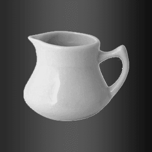 Una pequeña jarra blanca con asa sobre un fondo negro