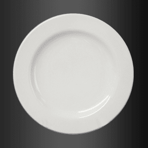 Un plato blanco está sobre una superficie negra.