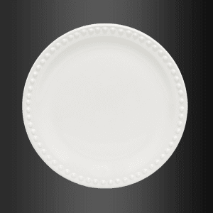 Un plato blanco sobre un fondo negro con puntos alrededor del borde.