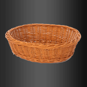 Una cesta de mimbre marrón sobre un fondo negro