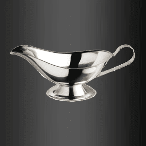 Una salsera plateada con asa sobre un fondo negro