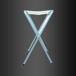 Un taburete plegable con asa sobre un fondo negro.