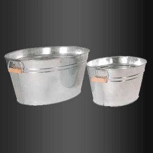 Dos tinas de metal con asas de madera sobre fondo negro.