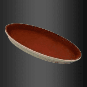 Un plato rojo con un borde blanco sobre un fondo negro.