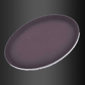 Un plato ovalado de color morado con un borde blanco sobre un fondo negro.