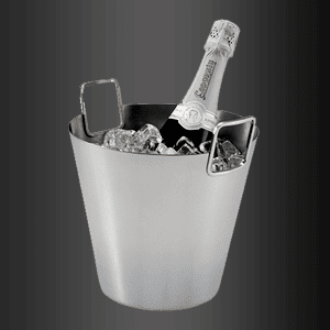 Un cubo de acero inoxidable lleno de hielo y una botella de champán.