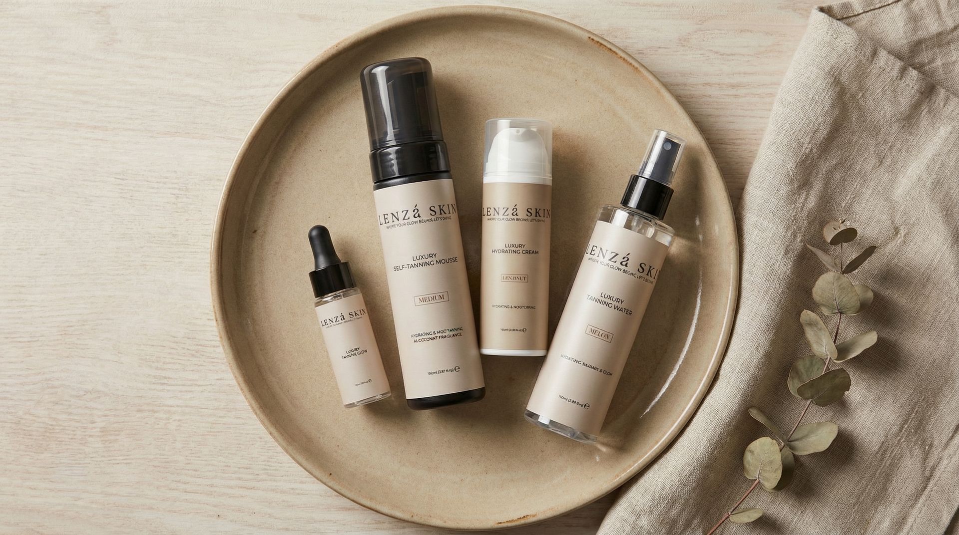 Huidverzorgingsproducten op een beige bord, met een linnen doek en bladeren op een houten oppervlak.