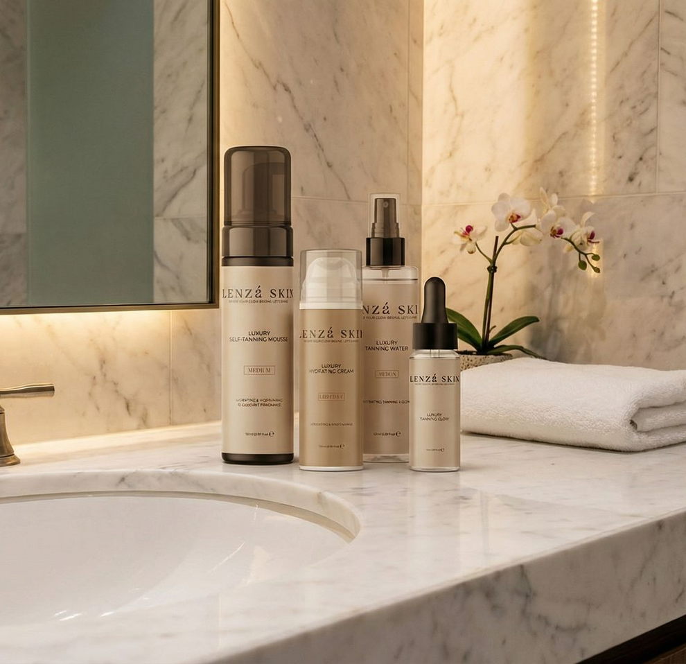 Cosmetische producten op een marmeren aanrecht in een badkamer.