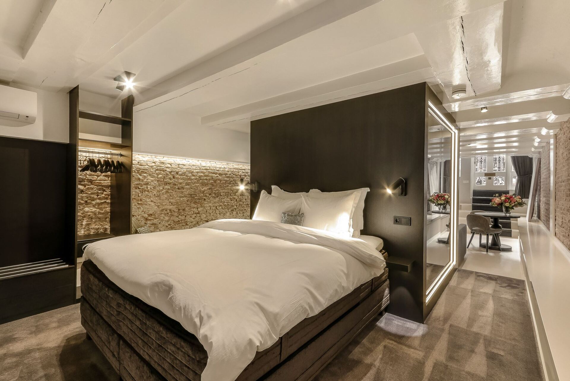 In der Mitte des Zimmers steht ein großes Bett.