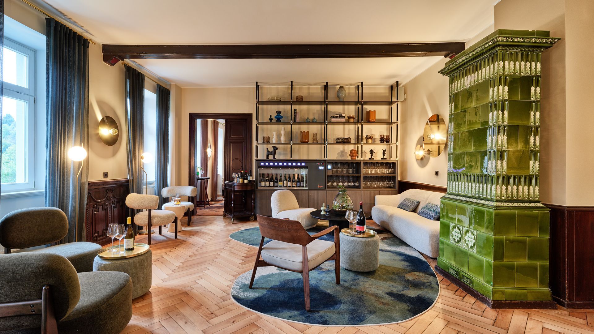 Ein Mann sitzt in einem Wohnzimmer auf einem Stuhl.