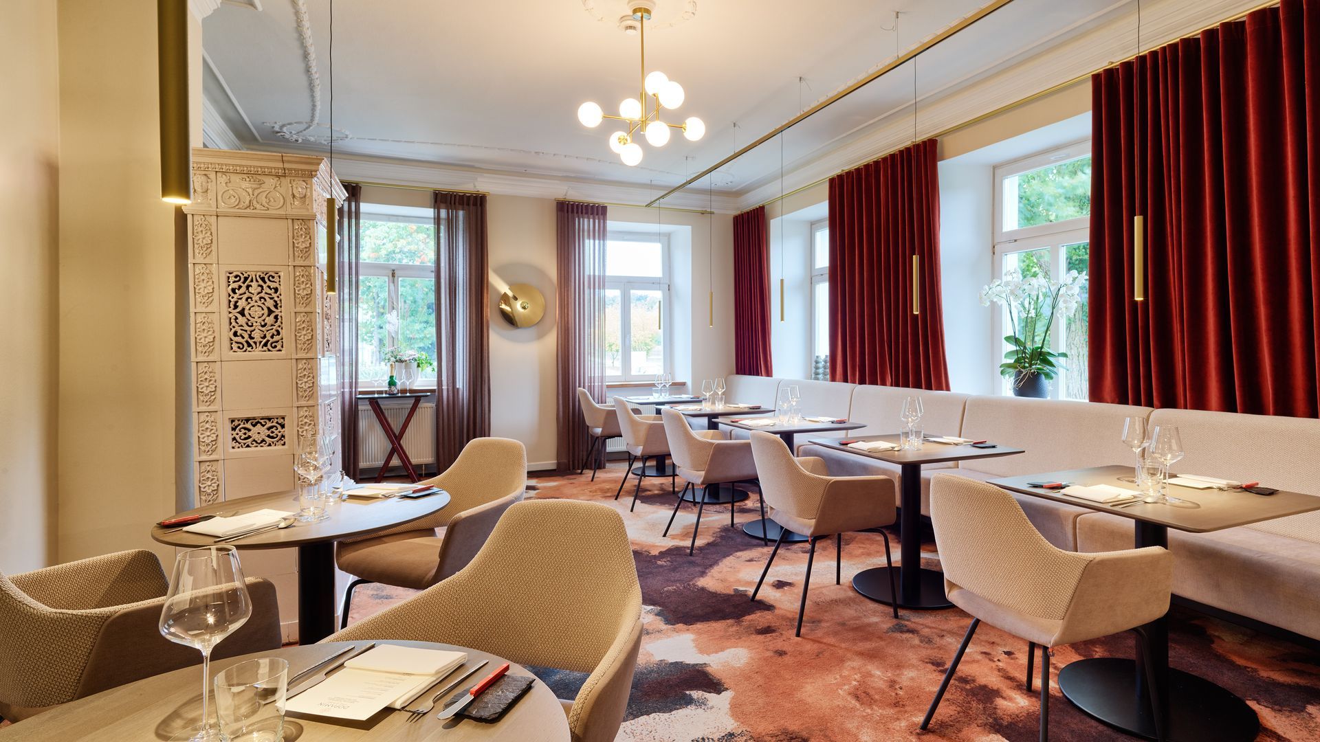 Abstrakte Illustration mit einer hellgrauen Landschaft mit weichen Kurven und einer zentralen weißen Sonne.