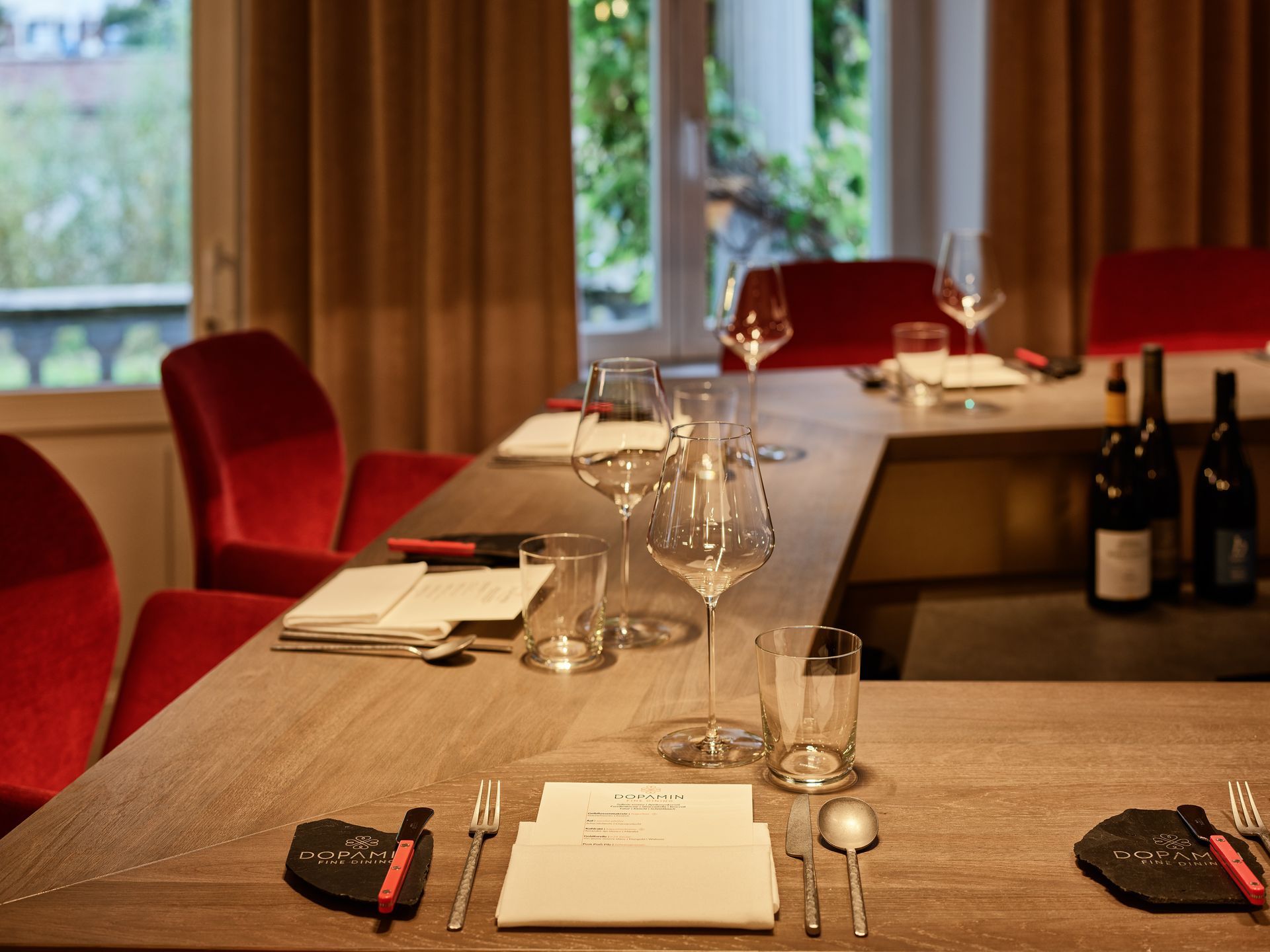 Meerwasser, das gegen moosige Felsen schlägt; türkisfarbene und braune Farbtöne.