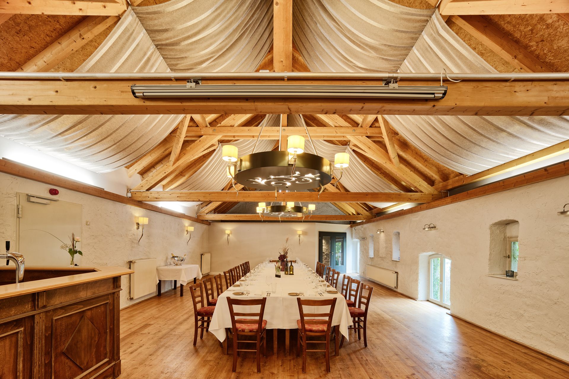 Abstrakte Illustration mit einer hellgrauen Landschaft mit weichen Kurven und einer zentralen weißen Sonne.