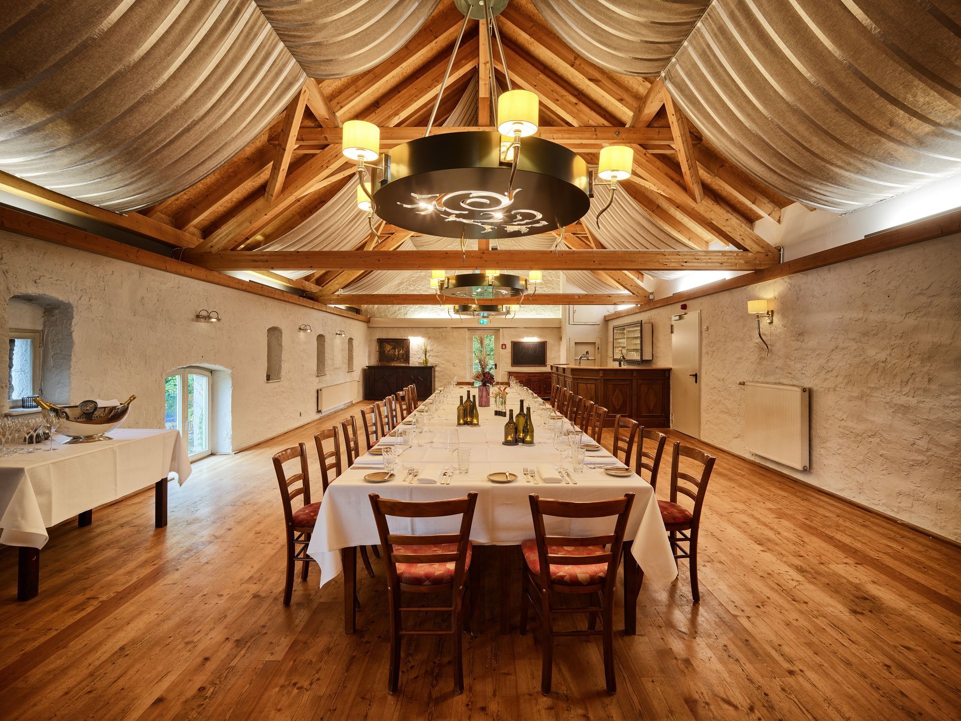 Eine Reihe von Gebäuden neben einem Gewässer