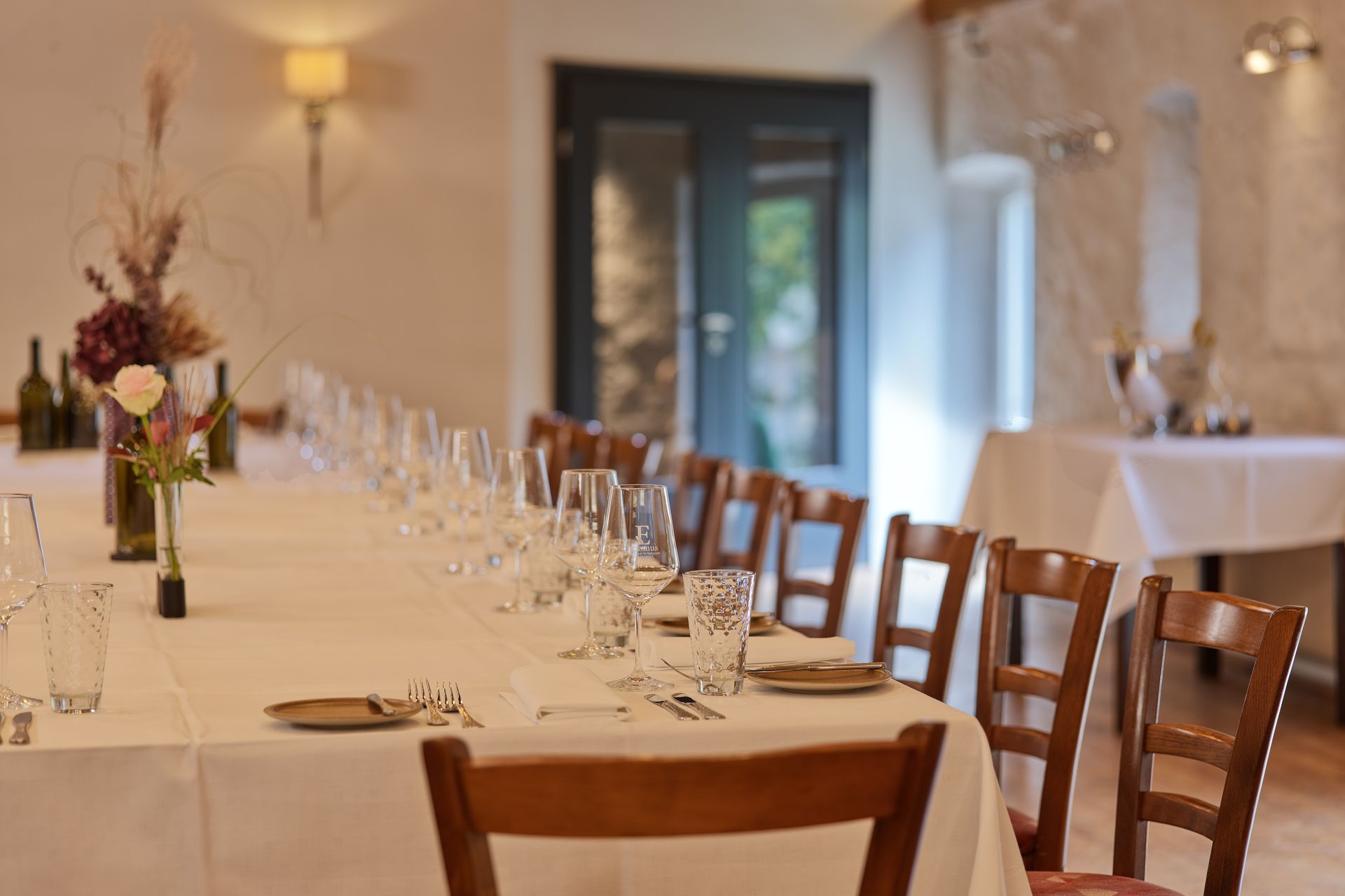 Meerwasser, das gegen moosige Felsen schlägt; türkisfarbene und braune Farbtöne.