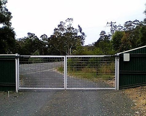 white wire gate