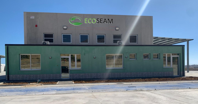 Moderno edificio industriale con la scritta 