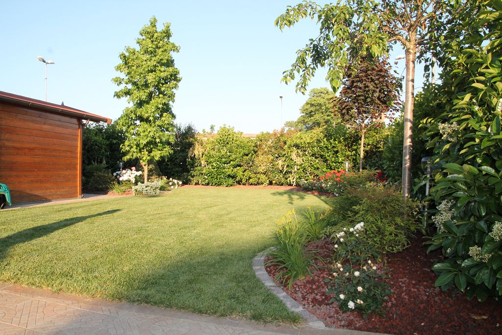 giardino con prato all'inglese