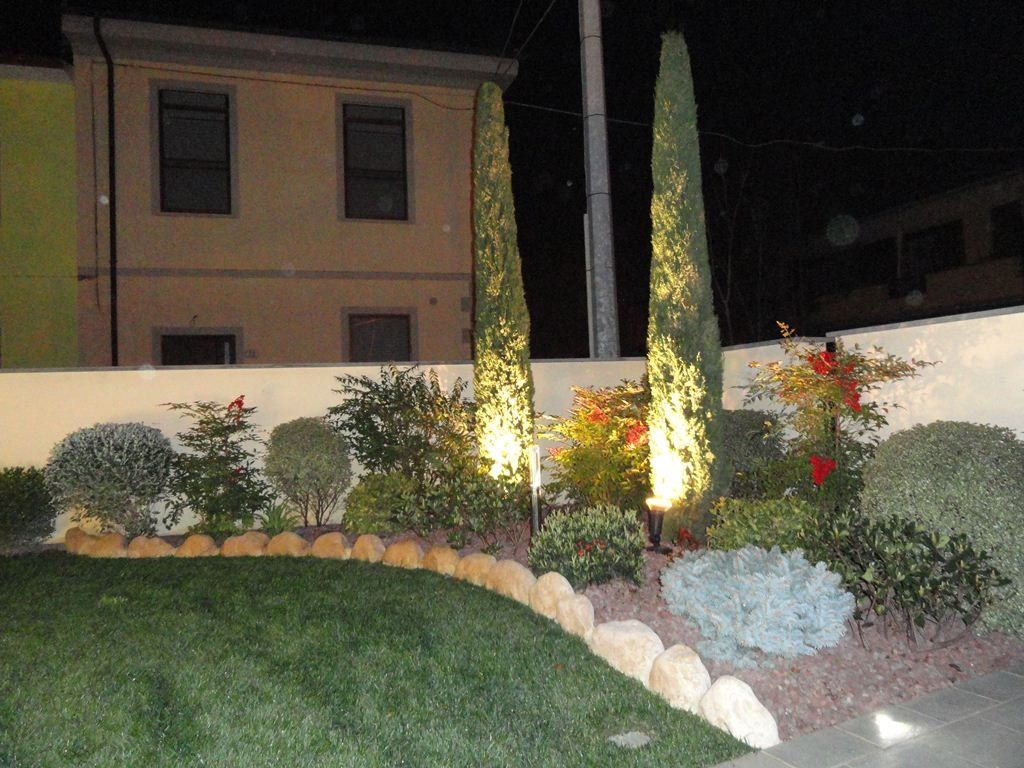 villa con giardino e luci a terra
