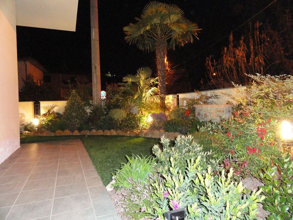 casa con aiuole illuminate