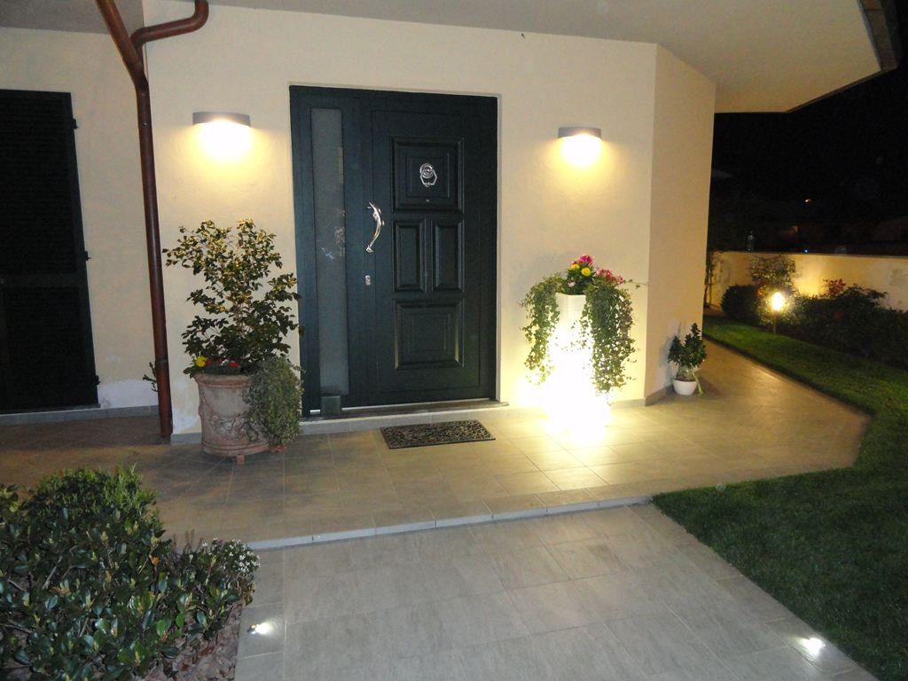 ingresso villetta con lampade a muro