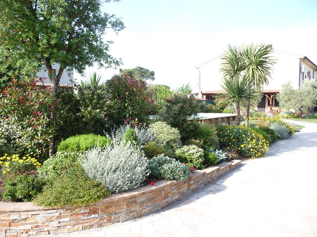 sentiero in pietra di una villa con vegetazione rigogliosa