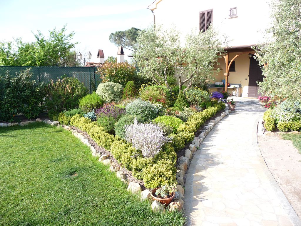 villa con vegetazione rigogliosa