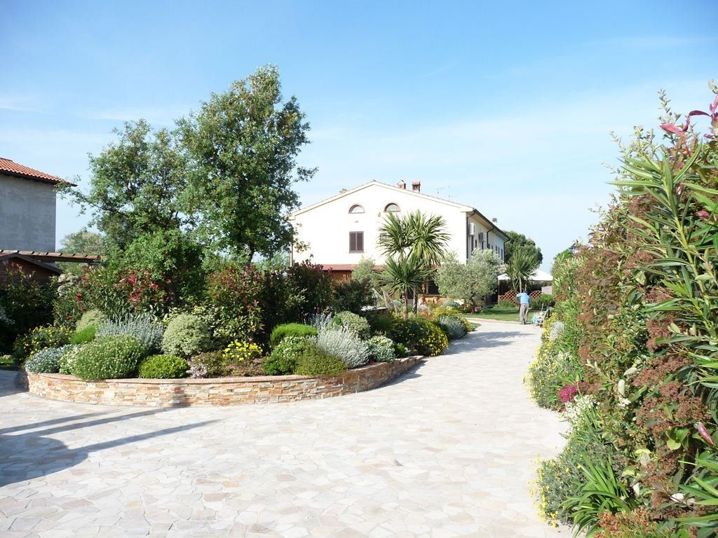 ampio sentiero di una villa