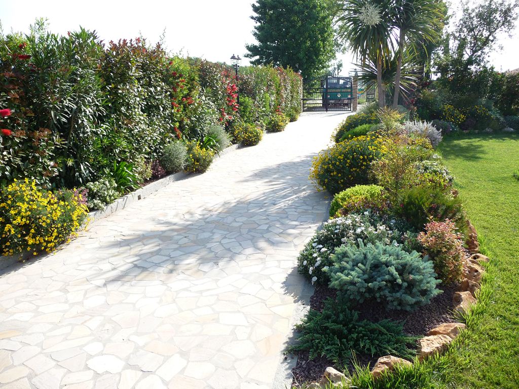 sentiero di accesso a una villa