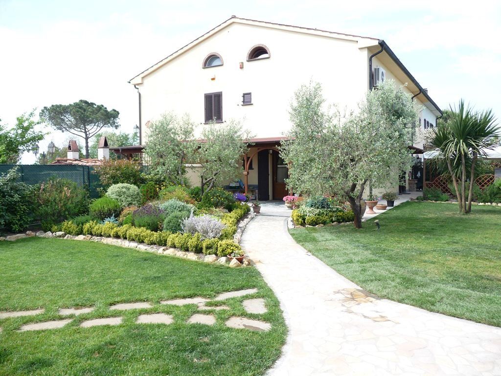 villa con giardino con pavimentazione in pietra