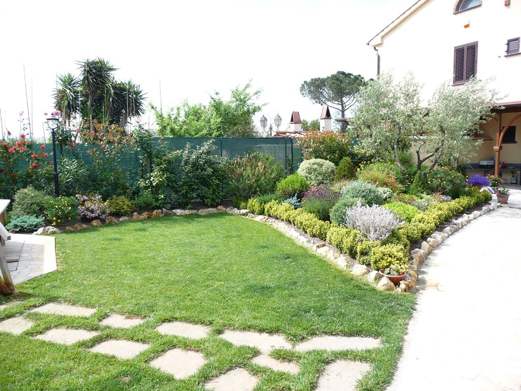 giardino con pavimentazione in pietra