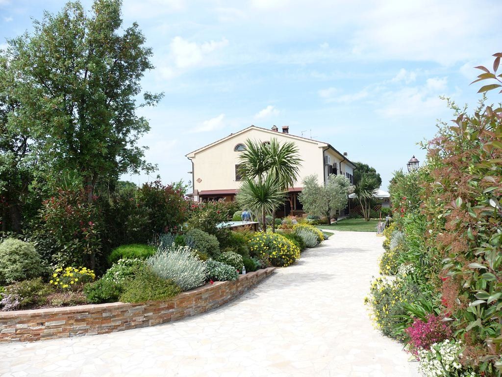 strada privata con giardino ai lati