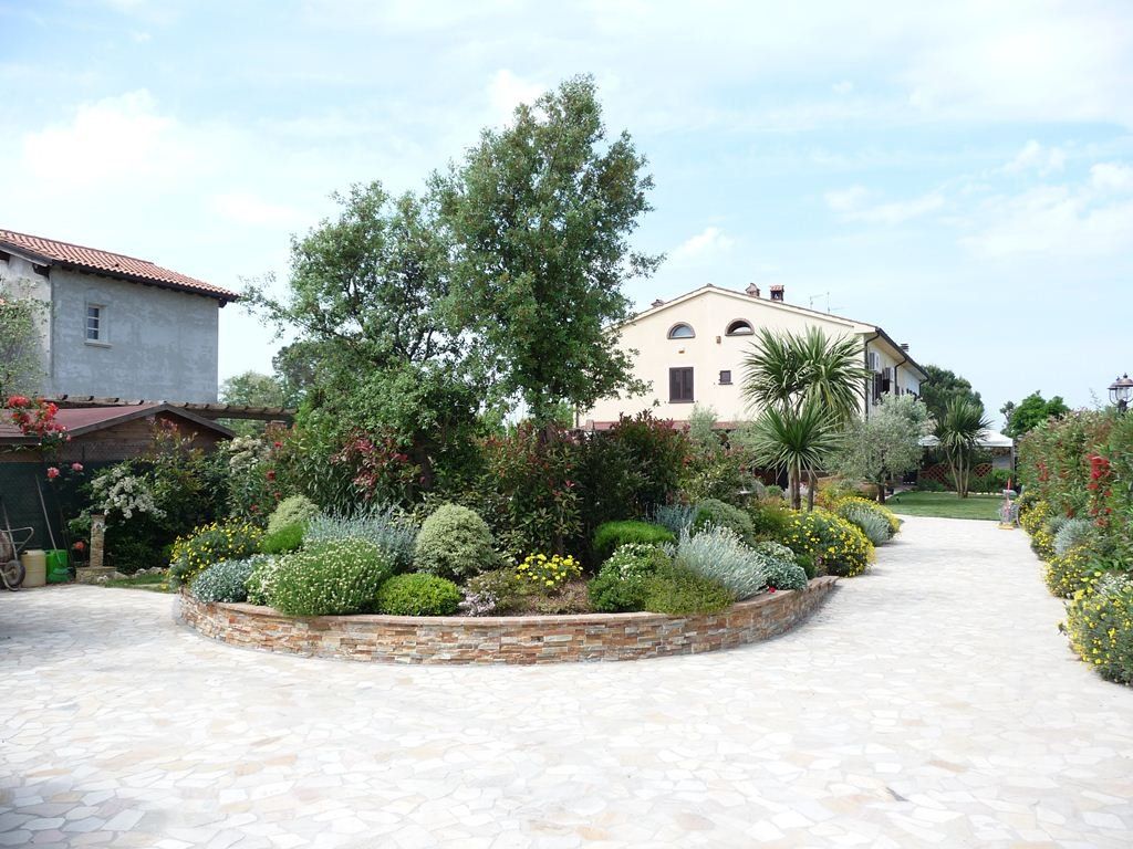 aiuola in strada privata