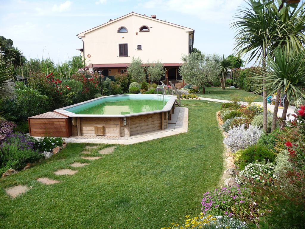 piscina con struttura in legno