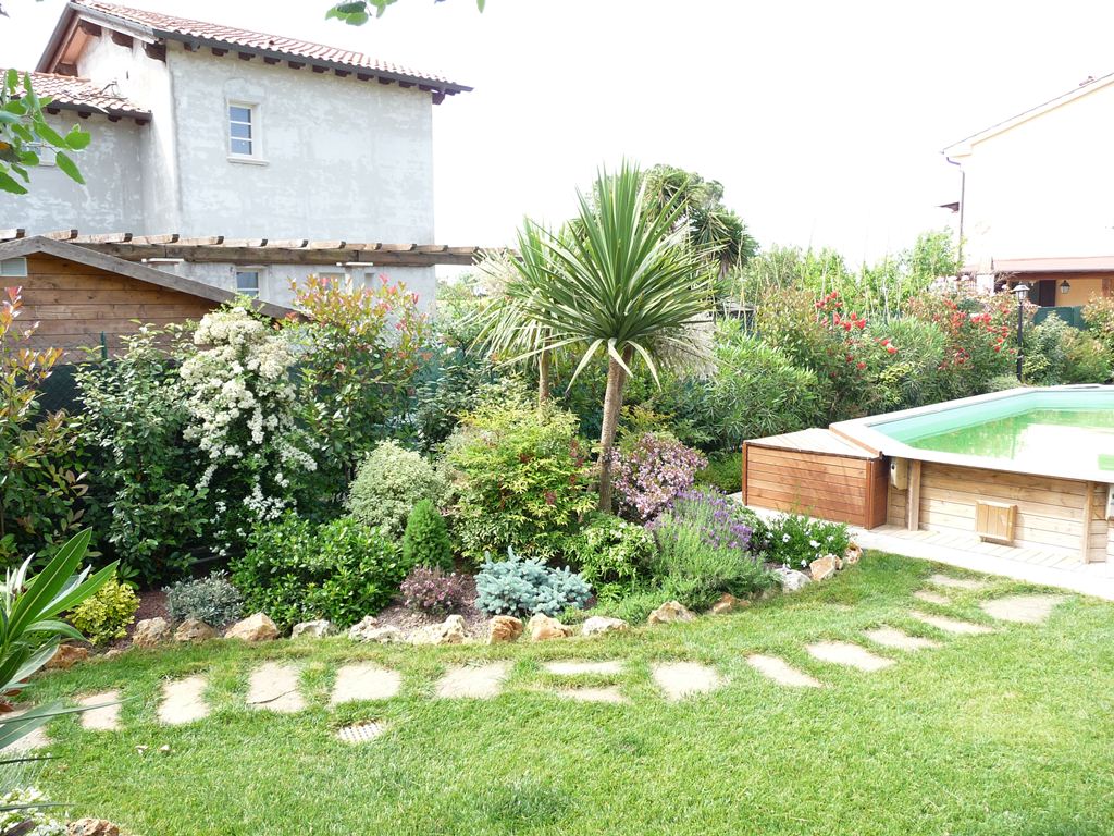 piscina con esterni in legno
