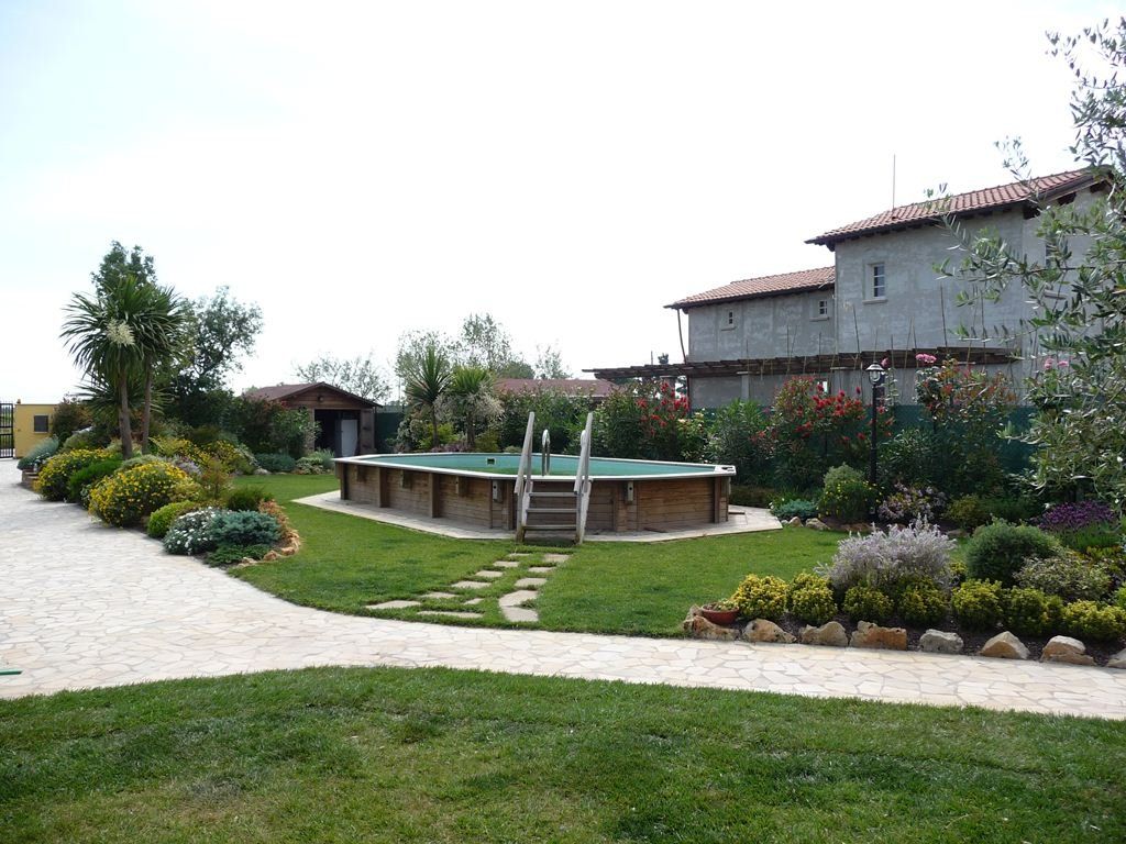 giardino privato con piscina
